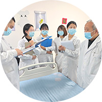 專業(yè):主任醫(yī)師每日定時查房，隨時觀察病人病情變化，了解病人心理特征，及時制定并調(diào)整診療方案以達(dá)到更好的效果。