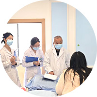 規(guī)范:國家心理咨詢師對每一位患者進(jìn)行全程心理輔導(dǎo)和療效跟蹤，幫助患者重建良好心理機(jī)制，早日回歸家庭社會。